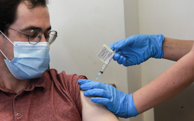 Aner Ottolenghi reçoit le vaccin contre le coronavirus développé en Israël à l'hôpital Hadassah Ein Karem de Jérusalem, le 1er novembre 2020. (Crédit : Yonatan Sindel/Flash90) Aner Ottolenghi reçoit le vaccin contre le coronavirus développé en Israël à l'hôpital Hadassah Ein Karem de Jérusalem, le 1er novembre 2020. (Crédit : Yonatan Sindel/Flash90)