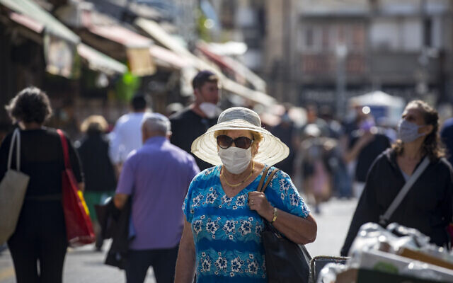 Des Israéliens masqués au marché Mahane Yehuda, à Jérusalem, le 2 novembre 2020. (Crédit :  Olivier Fitoussi/Flash90)