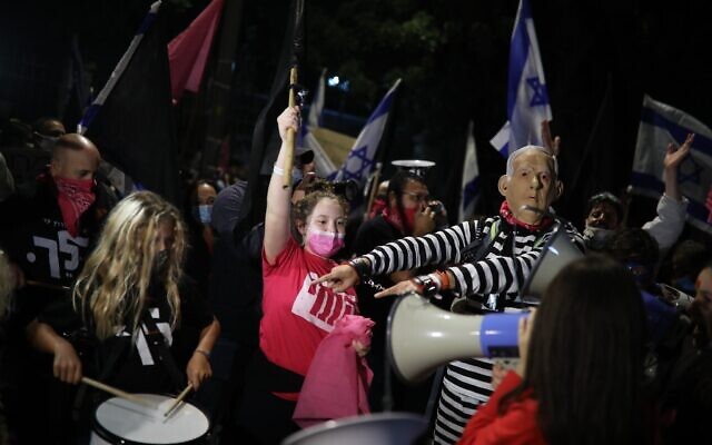 Des Israéliens manifestent contre le Premier ministre Benjamin Netanyahu à Jérusalem, le 7 novembre 2020. (Crédit : Hadas Parush/Flash90)