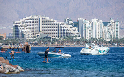 Des gens profitent de la plage dans la station balnéaire d'Eilat, le 6 novembre 2020. (Crédit : Yossi Aloni/Flash90)