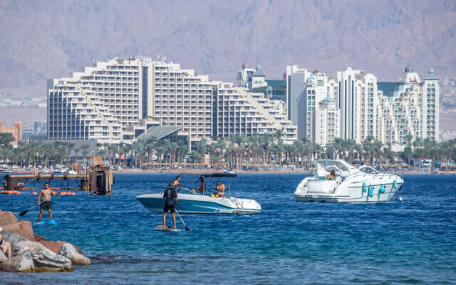 Des gens profitent de la plage dans la station balnéaire d'Eilat, le 6 novembre 2020. (Crédit : Yossi Aloni/Flash90) Des gens profitent de la plage dans la station balnéaire d'Eilat, le 6 novembre 2020. (Crédit : Yossi Aloni/Flash90)