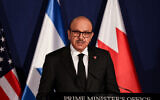 Le ministre des Affaires étrangères du Bahreïn, Abdullatif bin Rashid Al Zayani, s'exprime lors d'une conférence de presse avec le secrétaire d'État américain et le Premier ministre Netanyahu après leur rencontre trilatérale à Jérusalem, le 18 novembre 2020. (Crédit : Menahem Kahana/Pool/Flash90)