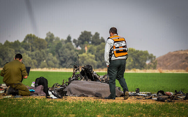 Scène du crash d'un avion près du kibboutz Mishmar Hanegev, le 24 novembre 2020. (Crédit ; Dudu Greenspan/Flash90) Scène du crash d'un avion près du kibboutz Mishmar Hanegev, le 24 novembre 2020. (Crédit ; Dudu Greenspan/Flash90)