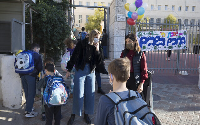 Des enfants entrent à l'école Beit Hakerem à Jérusalem, le 24 novembre 2020. (Olivier Fitoussi/Flash90)