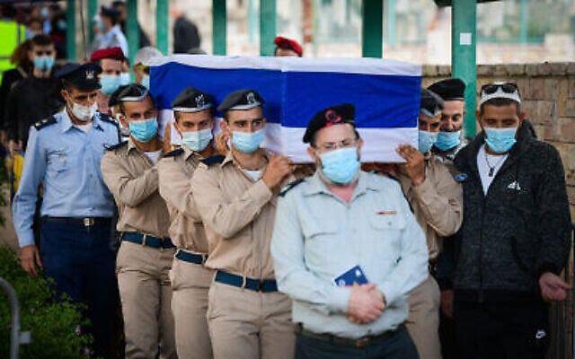 La famille, des amis, des soldats israéliens participent aux funérailles du Cpl. Lihu Ben-Bassa, mort dans un accident d'avion dans le sud du pays, au cimetière militaire de Rishon Lezion le 25 novembre 2020. (Crédit : Avshalom Sassoni/Flash90) La famille, des amis, des soldats israéliens participent aux funérailles du Cpl. Lihu Ben-Bassa, mort dans un accident d'avion dans le sud du pays, au cimetière militaire de Rishon Lezion le 25 novembre 2020. (Crédit : Avshalom Sassoni/Flash90)