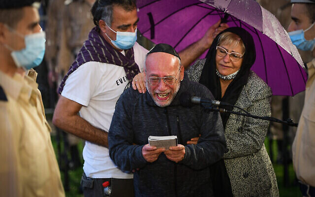 Shlomi Ben-Bassa en pleurs devant la tombe de son fils Lihu, mort dans un accident d'avion et enterré dans le cimetière militaire de Rishon Lezion, le 25 novembre 2020. (Crédit : Avshalom Sassoni/Flash90) Shlomi Ben-Bassa en pleurs devant la tombe de son fils Lihu, mort dans un accident d'avion et enterré dans le cimetière militaire de Rishon Lezion, le 25 novembre 2020. (Crédit : Avshalom Sassoni/Flash90)