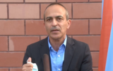 Le responsable du coronavirus  Ronni Gamzu s'exprime pendant une conférence de presse au sein de l'unité de suivi des contacts "Alon", le 3 novembre 2020. (Capture d'écran :  Twitter)