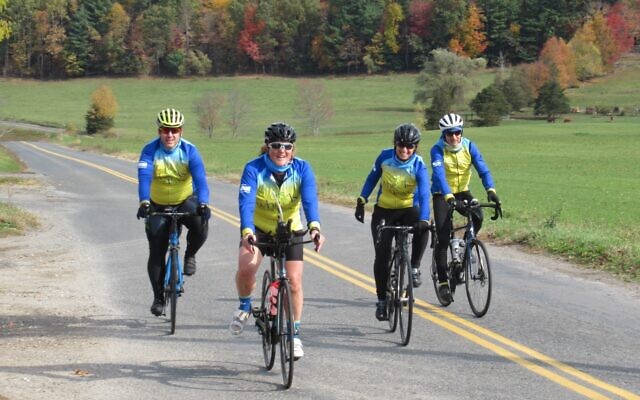 Le groupe des Grumpy Roadsters formé de cyclistes de New York City, lors de la collecte de fonds annuelle en faveur de l'hôpital Alyn dans les Berkshires du Massachusetts, au mois d'octobre 2020. (Autorisation : Alyn) Le groupe des Grumpy Roadsters formé de cyclistes de New York City, lors de la collecte de fonds annuelle en faveur de l'hôpital Alyn dans les Berkshires du Massachusetts, au mois d'octobre 2020. (Autorisation : Alyn)