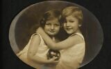 Hannah Senesh et son frère Giora, à droite, en 1924, une partie des archives de Hannah Senesh actuellement exposées à la Bibliothèque nationale d'Israël (Crédit :  Bibliothèque nationale d'Israël)