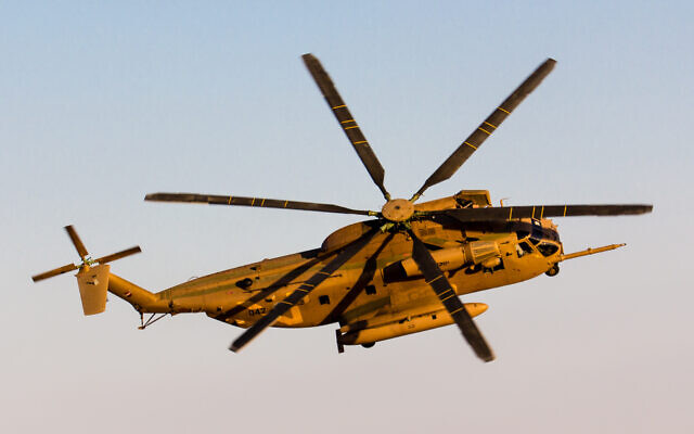 Un hélicoptère de transport lourd israélien Yasur au-dessus de la base aérienne Hatzerim, dans le sud d'Israël, le 24 juin 2015. (Crédit : Oren Rozen/Wikimedia/CC BY-SA 3.0) Un hélicoptère de transport lourd israélien Yasur au-dessus de la base aérienne Hatzerim, dans le sud d'Israël, le 24 juin 2015. (Crédit : Oren Rozen/Wikimedia/CC BY-SA 3.0)