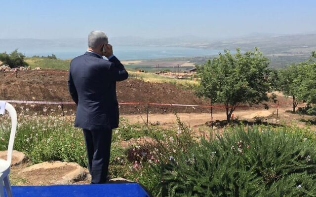 Le Premier ministre Benjamin Netanyahu s'exprime au téléphone lors d'une réunion hebdomadaire de son cabinet sur le plateau du Golan, le 17 avril 2016. (Moav Vardi) Le Premier ministre Benjamin Netanyahu s'exprime au téléphone lors d'une réunion hebdomadaire de son cabinet sur le plateau du Golan, le 17 avril 2016. (Moav Vardi)