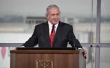 Le Premier ministre Benjamin Netanyahu, à une cérémonie après l'atterrissage du premier vol commercial fydubai, à l'aéroport Ben Gurion, le 26 novembre 2020 (Crédit : Avi Ohayun/GPO)