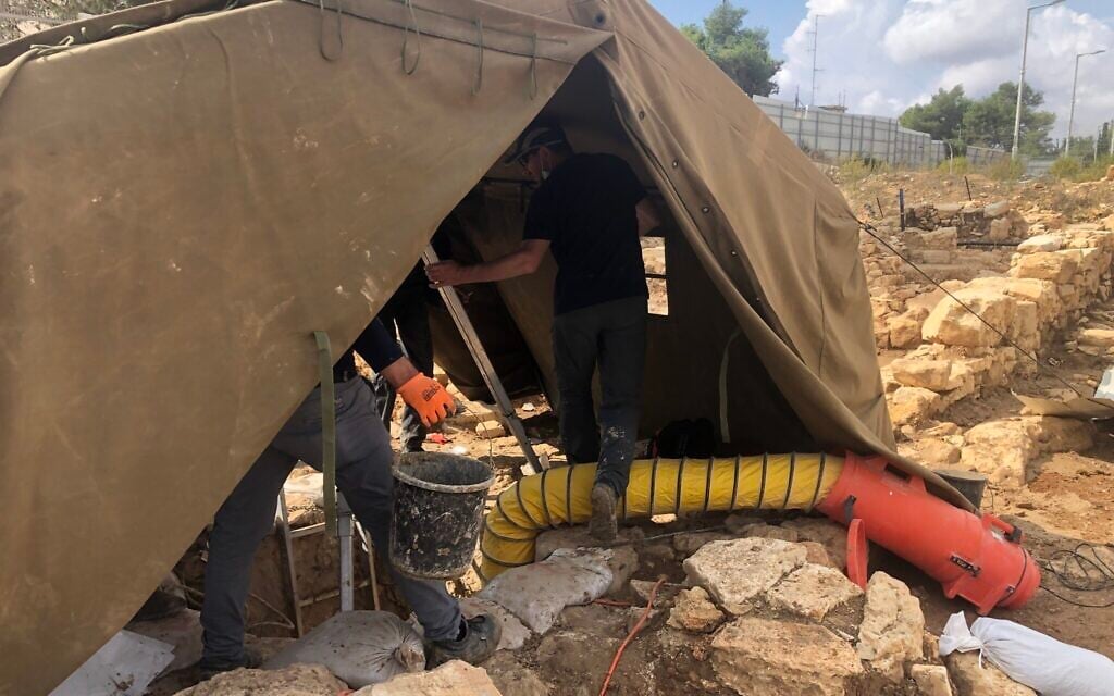 Une tente protège l'ouverture d'une citerne d'eau de la période du Second Temple dans l'ancien village de Kafr Murr, aujourd'hui un quartier de Beit El, le 3 novembre 2020. (Amanda Borschel-Dan/ToI) Une tente protège l'ouverture d'une citerne d'eau de la période du Second Temple dans l'ancien village de Kafr Murr, aujourd'hui un quartier de Beit El, le 3 novembre 2020. (Amanda Borschel-Dan/ToI)