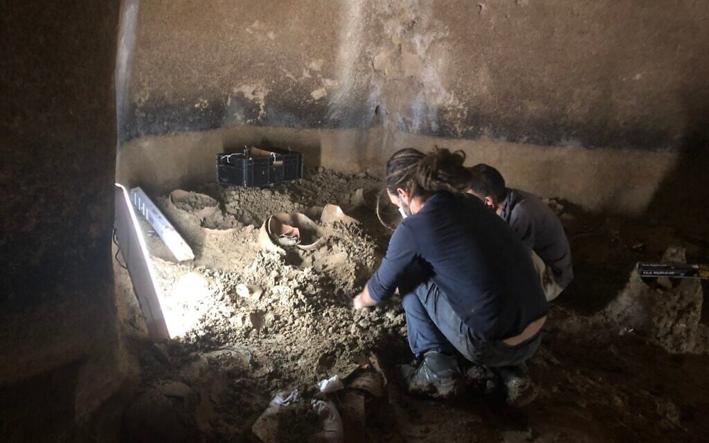 Un archéologue et un ouvrier retirent rapidement des récipients en poterie du fond d'une citerne d'eau datant de la période du Second Temple, dans l'ancien village de Kafr Murr, aujourd'hui un quartier de Beit El, le 3 novembre 2020. (Amanda Borschel-Dan/ToI) Un archéologue et un ouvrier retirent rapidement des récipients en poterie du fond d'une citerne d'eau datant de la période du Second Temple, dans l'ancien village de Kafr Murr, aujourd'hui un quartier de Beit El, le 3 novembre 2020. (Amanda Borschel-Dan/ToI)