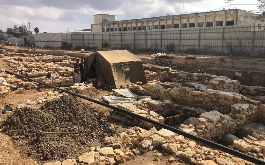 Une tente protège l'ouverture d'une citerne d'eau de la période du Second Temple dans l'ancien village de Kafr Murr, aujourd'hui un quartier de Beit El, le 3 novembre 2020. (Amanda Borschel-Dan/ToI Une tente protège l'ouverture d'une citerne d'eau de la période du Second Temple dans l'ancien village de Kafr Murr, aujourd'hui un quartier de Beit El, le 3 novembre 2020. (Amanda Borschel-Dan/ToI