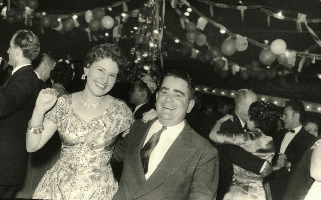 Sur cette photo des années 1950, fournie par Tales of Jewish Sudan, un bal du Nouvel An a lieu au Jewish Recreational Club dans le centre-ville de Khartoum. (Autorisation de Flore Eleini, Tales of Jewish Sudan, via AP)