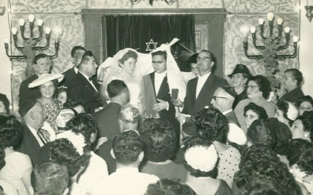 Un mariage juif est célébré dans la synagogue de Khartoum, Soudan, 1950. Centre de la vie religieuse juive, la synagogue a été créée en 1926 dans le centre de Khartoum, en remplacement d'une petite synagogue plus ancienne, et a été détruite en 1987 après avoir servi de banque. (Autorisation de Flore Eleini, Tales of Jewish Sudan, via AP)