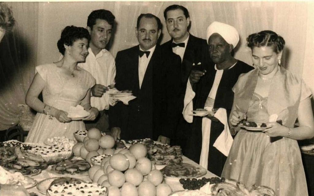 Sur cette photo non datée, des invités posent pour une photo chez Habib Cohen (au centre), qui a longtemps été président de la communauté juive de Khartoum. De nombreux juifs soudanais entretenaient des relations chaleureuses avec leurs voisins soudanais musulmans et chrétiens et échangeaient des visites lors d'événements sociaux et de fêtes. (Autorisation Vivien Gilliard/ Tales of Jewish Sudan/ via AP)