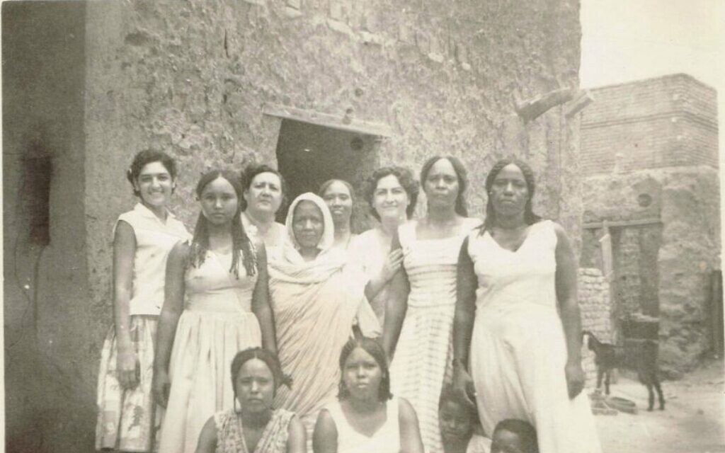 Sur cette photo non datée, fournie par Tales of Jewish Sudan, Lily Ben-David, (à l'extrême gauche), en compagnie de sa mère et de sa tante (au dernier rang), assiste au mariage d'un voisin à Khartoum. (Autorisation de Lily Ben-David, Tales of Jewish Sudan, via AP)