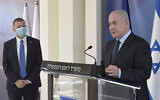 Le Premier ministre Benjamin Netanyahu prononce un discours télévisé après la signature d'un contrat avec Pfizer pour l'achat de doses du vaccin contre le coronavirus, aux quartiers généraux de l'armée à Tel Aviv, le 13 novembre 2020. (Crédit Kobi Gideon/GPO)