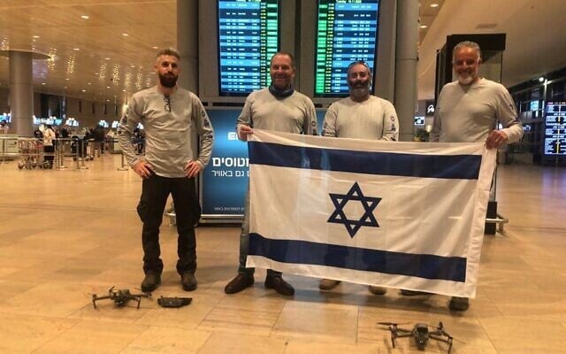 L'équipe chargée de lutter contre les invasions de criquets pèlerins quittent Israël pour l'Ethiopie, le 11 novembre 2020. (Crédit : Ambassade d'Israël en Ethiopie)