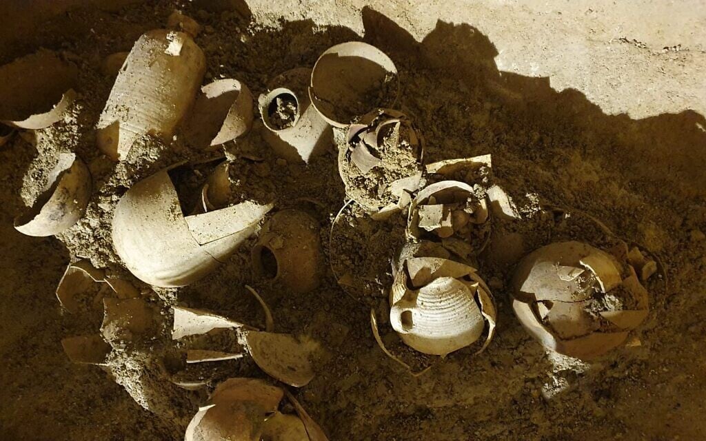 Une cachette de récipients de l'époque du Second Temple découverte dans une citerne d'eau dans l'ancien village de Kafr Murr, aujourd'hui un quartier de Beit El. (Evgueni Aharonovitch) Une cachette de récipients de l'époque du Second Temple découverte dans une citerne d'eau dans l'ancien village de Kafr Murr, aujourd'hui un quartier de Beit El. (Evgueni Aharonovitch)