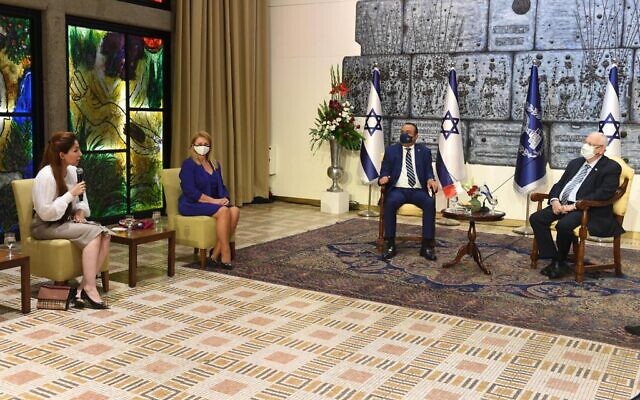 Le président Reuven Rivlin, à droite, reçoit une délégation du King Hamad Global Center for Peaceful Coexistence, emmenée par le Sheikh Khalid bin Khalifa Al Khalifa, à la résidence présidentielle à Jérusalem, le 26 novembre 2020. (Crédit : Mark Neyman/GPO) Le président Reuven Rivlin, à droite, reçoit une délégation du King Hamad Global Center for Peaceful Coexistence, emmenée par le Sheikh Khalid bin Khalifa Al Khalifa, à la résidence présidentielle à Jérusalem, le 26 novembre 2020. (Crédit : Mark Neyman/GPO)