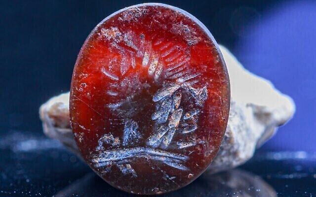 Un sceau vieux de 2 000 ans sur lequel est représenté Apollon retrouvé dans la Cité de David près du mur Occidental. (Crédit : Eliyahu Yanai/Cité de David)