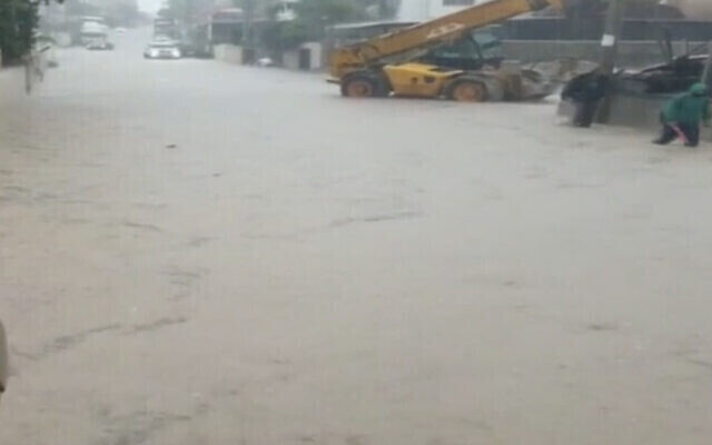 Inondation dans une rue de Wada Ara, 20 novembre 2020. (Capture d'écran : la Douzième chaîne)