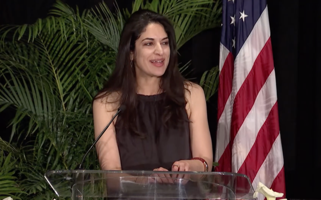 Reema Dodin, membre du personnel du Sénat, s'exprime lors du Gibran Gala en 2018. (Capture d'écran/YouTube)