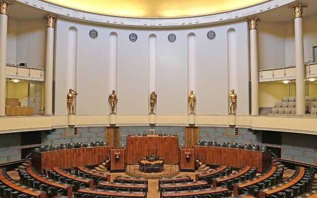 Le Parlement finlandais à Helsinki, le 4 septembre 2017. (Crédit : Wikimedia Commons Tiina Tuukkanen)