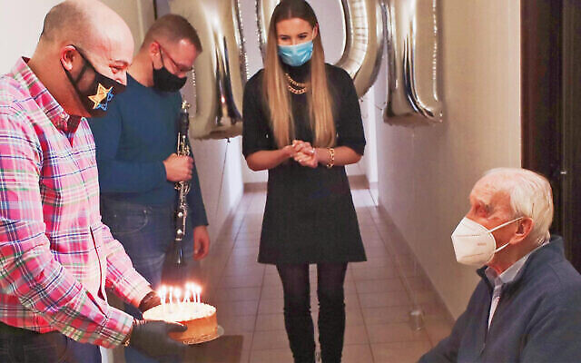 Jozef Walaszczyk, à droite, se voit offrir un gâteau pour son 101e anniversaire à Varsovie, en Pologne, le 12 novembre 2020. (Autorisation/From the Depths via JTA) Jozef Walaszczyk, à droite, se voit offrir un gâteau pour son 101e anniversaire à Varsovie, en Pologne, le 12 novembre 2020. (Autorisation/From the Depths via JTA)