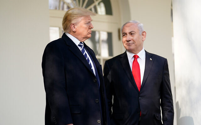 Le président américain Donald Trump, (à gauche), et le Premier ministre Benjamin Netanyahu se rendent à une réunion dans le bureau ovale de la Maison Blanche à Washington, le 27 janvier 2020. (Crédit : AP Photo/ Evan Vucci) Le président américain Donald Trump, (à gauche), et le Premier ministre Benjamin Netanyahu se rendent à une réunion dans le bureau ovale de la Maison Blanche à Washington, le 27 janvier 2020. (Crédit : AP Photo/ Evan Vucci)