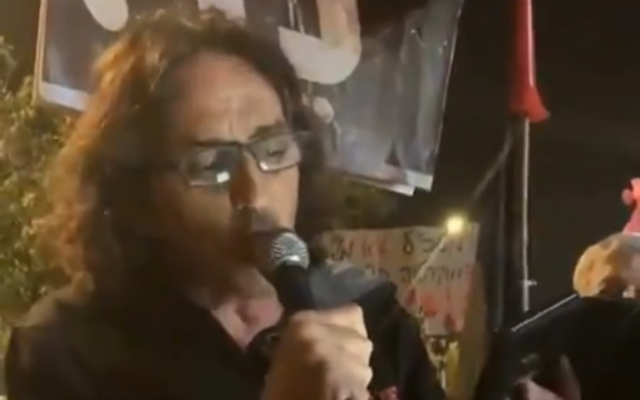 Sadi Ben Shitrit, membre du mouvement de Ministre du crime, lors d'un rassemblement anti-Netanyahu à Rosh Ha'ayin, le 18 novembre 2020. (Capture écran/Twitter) Sadi Ben Shitrit, membre du mouvement de Ministre du crime, lors d'un rassemblement anti-Netanyahu à Rosh Ha'ayin, le 18 novembre 2020. (Capture écran/Twitter)