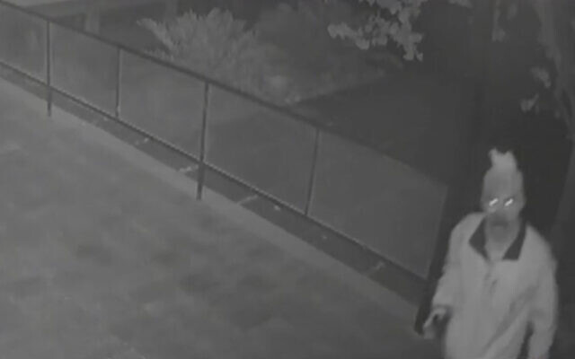 Un cambrioleur du musée du kibboutz HaZorea, dans le nord d'Israël, apparaît sur les images des caméras de surveillance, au mois d'août 2020. (Capture d'écran/Douzième chaîne)