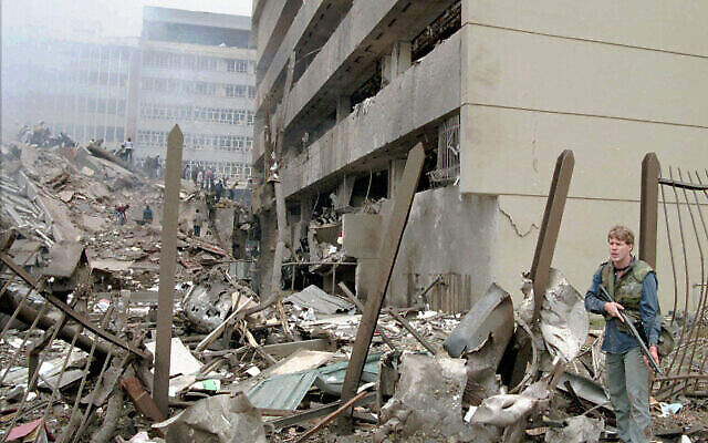 Un officier de la marine américaine monte la garde devant l'ambassade américaine à Nairobi, au Kenya, après qu'une énorme explosion a détruit le bâtiment le 7 août 1998. L'attentat a été attribué à Al-Qaïda et à son agent africain Abu Muhammad al-Masri, qui aurait été tué à Téhéran en août 2020. (AP Photo/Sayyid Azim)