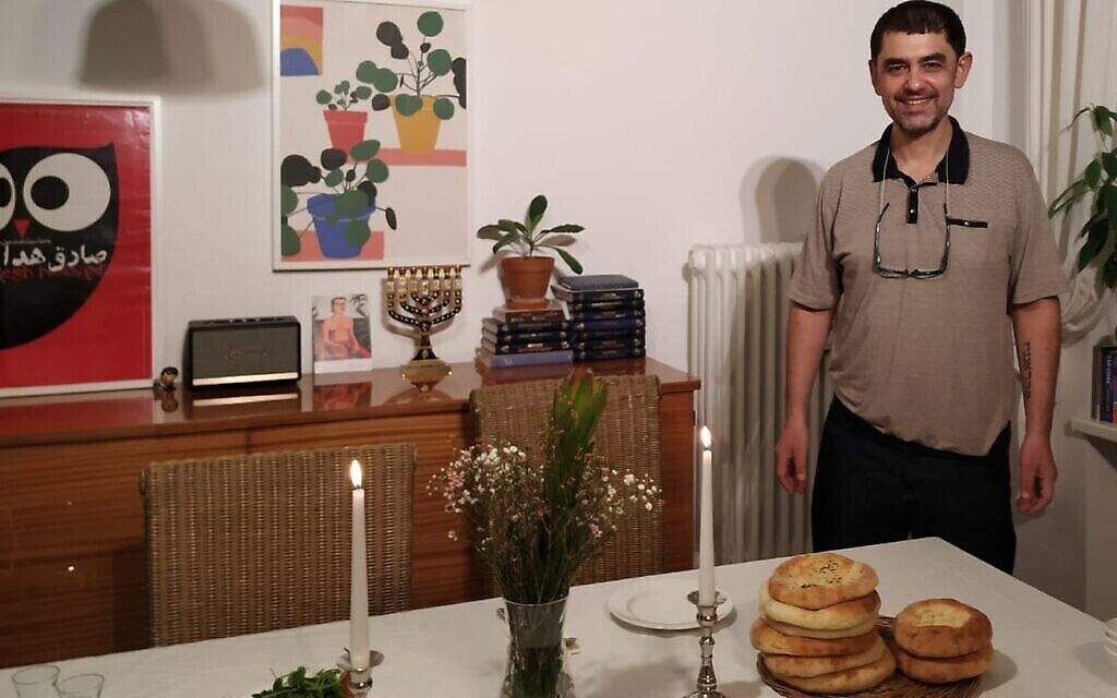 Le Chef Max Malkiel chez lui dans le quartier Wilmersdorf de Berlin au mois de janvier 2020. (Crédit : Yaakov Schwartz/ Times of Israel)
