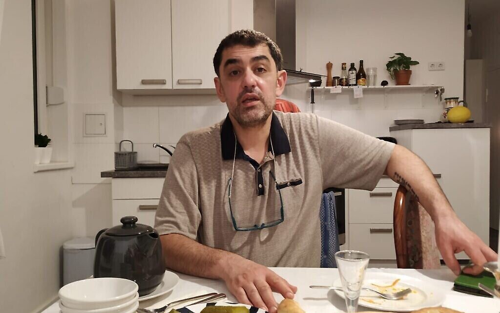 Le Chef Max Malkiel à son domicile dans le quartier Wilmersdorf de Berlin au mois de janvier 2020. (Crédit : Yaakov Schwartz/ Times of Israel)
