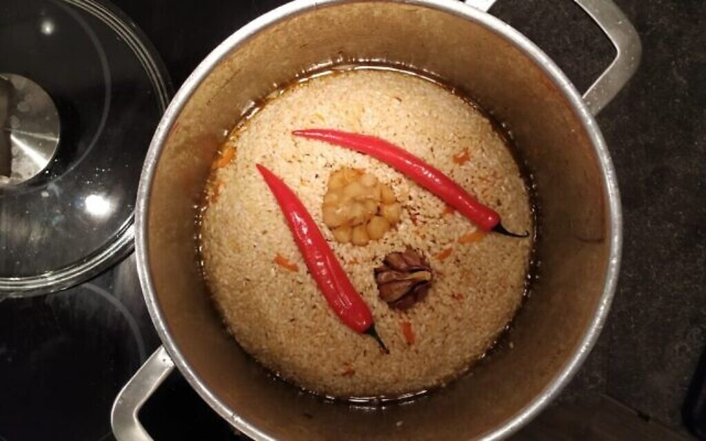 Le 'Plav’, un plat du Caucase à base de riz, de légumes et de viande, par le chef   Max Malkiel au mois de janvier 2020. (Crédit :  Yaakov Schwartz/ Times of Israel)