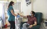 Le volontaire Anar Ottolenghi reçoit une dose de vaccin contre le coronavirus développé par l'Institut israélien de recherche biologique à l'hôpital Hadassah Ein Kerem de Jérusalem, le 1er novembre 2020. (Autorisation)