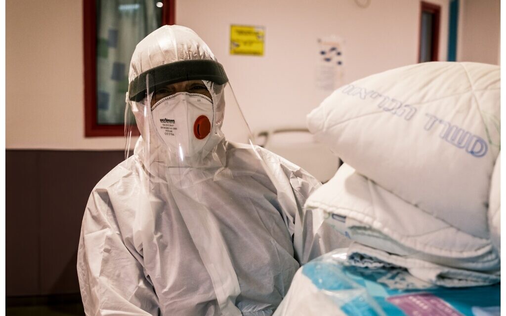 Le personnel de l'unité Covid d'un hôpital de Galilée. (Crédit : Shlomi Tova)