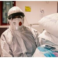 Le personnel de l'unité Covid d'un hôpital de Galilée. (Crédit : Shlomi Tova)