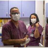 Le personnel de l'unité Covid d'un hôpital de Galilée. (Crédit : Shlomi Tova)