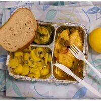 Les repas servis dans l'unité Covid d'un hôpital de Galilée. (Crédit : Shlomi Tova)