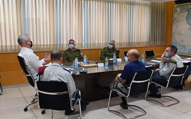 De gauche à droite : le ministre de la Défense Benny Gantz, le secrétaire général Yaki Dolf, le chef d'état-major  Aviv Kohavi, le commandante de la Branche des Ressources Humaines, le général Moti Almoz, l'ancien chef d'état-major Mofaz et le président de la Cour d'Appel militaire le général Doron Piles, au bureau de Gantz à Tel Aviv, le 11 novembre 2020. (Crédit !Ariel Hermoni/ministère de la Défense)