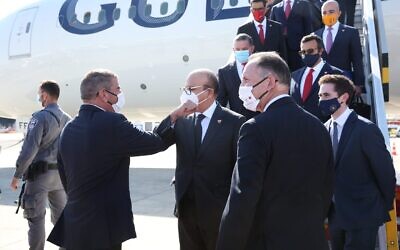 Le ministre israélien des Affaires étrangères Gabi Ashkenazi, (à gauche), accueille le ministre des Affaires étrangères du Bahreïn Abdullatif Al-Zayani en Israël, le 18 novembre 2020. (Miri Shimonovich/MFA)