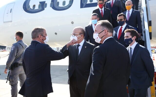 Le ministre israélien des Affaires étrangères Gabi Ashkenazi, (à gauche), accueille le ministre des Affaires étrangères du Bahreïn Abdullatif Al-Zayani en Israël, le 18 novembre 2020. (Miri Shimonovich/MFA)