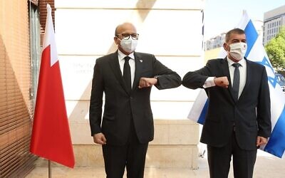 Le ministre des Affaires étrangères Gabi Ashkenazi, (à droite), accueille son homologue du Bahreïn Abdullatif al-Zayani au ministère israélien des Affaires étrangères, le 18 novembre 2020. (Miri Shimonovich/MFA)