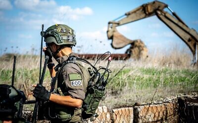 Un ingénieur de combat enlève trois mines antipersonnel qui, selon Israël, ont été placées à l'intérieur du territoire contrôlé par Israël le long de la frontière avec la Syrie, le 17 novembre 2020. (Armée israélienne)