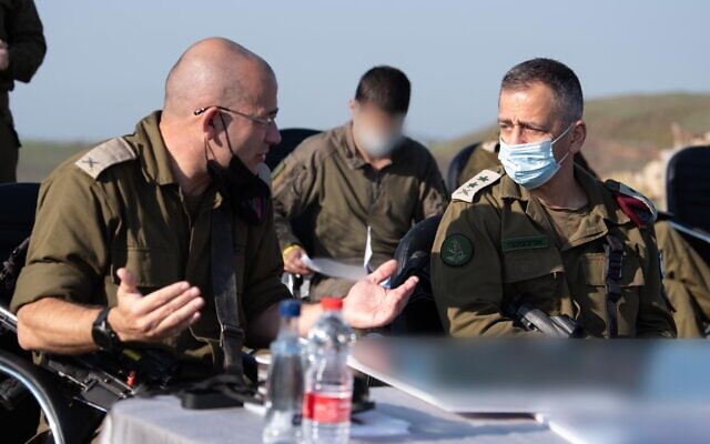 Le chef d'état-major de Tsahal Aviv Kohavi, (à droite), s'entretient avec le chef de la 210e division "Bashan" qui surplombe la frontière syrienne, le 29 novembre 2020. (Armée israélienne) Le chef d'état-major de Tsahal Aviv Kohavi, (à droite), s'entretient avec le chef de la 210e division "Bashan" qui surplombe la frontière syrienne, le 29 novembre 2020. (Armée israélienne)